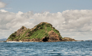 Fototapeta na wymiar Isla en el mar
