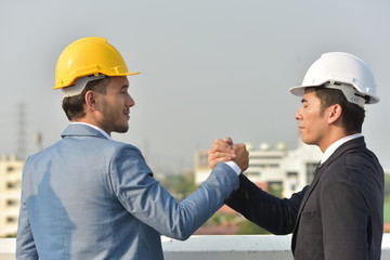 Engineers and technicians Shake hands, agree, work together