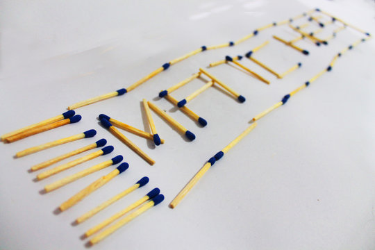 cerillos en su caja y en forma de estrella color azul.