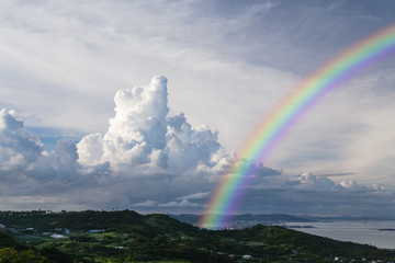 雨上がりの虹　沖縄の海