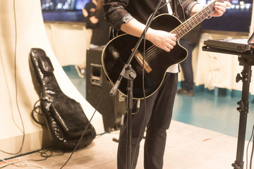 Naklejka premium Electric guitar in hands of man. Man playing electric guitar