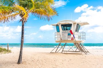 Lifeguard tower in South Beach in Fort Lauderdale Florida, USA - obrazy, fototapety, plakaty