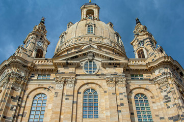 Fototapeta na wymiar Fassade der Dresdner Frauenkirche von unten