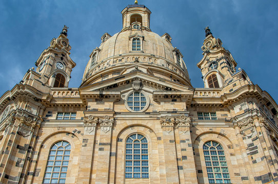 Fassade der Dresdner Frauenkirche von unten