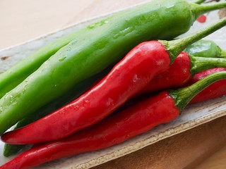 신선한 유기농 채소 빨간고추, 녹색고추 
