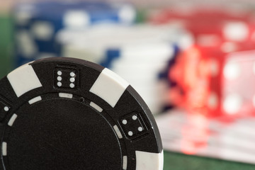 Jetons und Würfel in einem Casino
