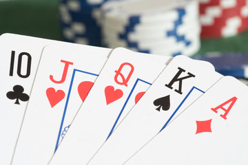 Spielkarten, Poker und Jetons in einem Casino