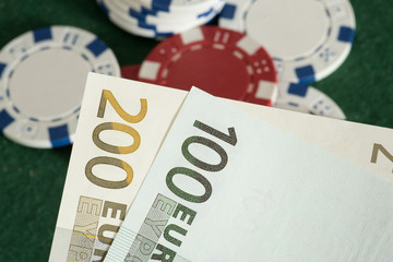 Euro Geldscheine und Jetons in einem Casino