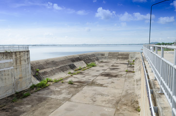 Obraz premium Dam with blue sky
