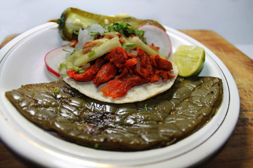 tacos al pastor tradicionales con cebolla,cilantro, piña, chile, rabano, nopal y limon.