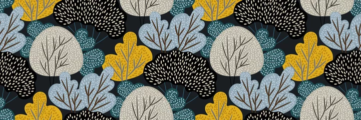 Abstrakter Herbstwald auf dunklem Hintergrund. Vektornahtloses Muster mit Laubbäumen im handgezeichneten Stil. Bunter kreativer Druck, natürliche Grenze, Tapete, Stoff. Originelles modernes Vintage-Design. © Diana  Sityaeva 