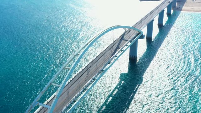海にかかる大きな橋　空撮