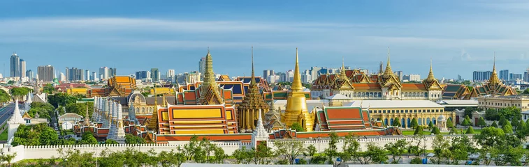 Fototapeten Panoramablick auf den großartigen Palast und den Smaragd-Buddha-Tempel in Bangkok. © BigGabig