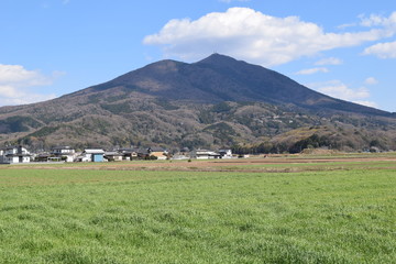 Fototapeta na wymiar 筑波山 ／ 日本百名山、日本百景、関東の富士見百景、日本の地質百選に選定されている、標高877mの筑波山です。男体山と女体山の２つの峰を持ち、古くから信仰の山として栄えてきました。