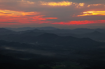 夕焼け雲と霧に霞む町 / 銭坪山から見る夕焼け
