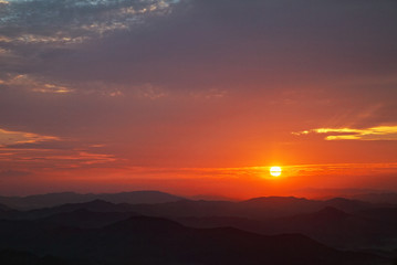 Fototapeta na wymiar 雲間に沈む太陽 / 銭坪山から見るサンセット