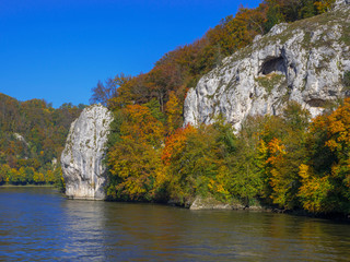 Fototapeta na wymiar Herbst im Donautal bei Kehlheim, Niederbayern, Deutschland