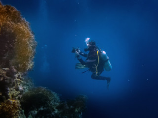 Fototapeta na wymiar Taucher im Korallenriff Rotes Meer