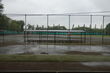 雨の日の公園のグラウンド