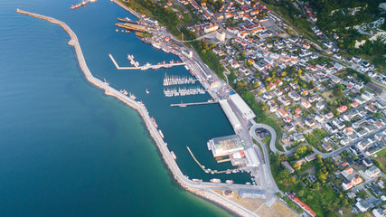 Sassnitz - miasto, kurort i port nad morzem bałtyckim na wyspie rugia widok na port o wschodzie słońca - obrazy, fototapety, plakaty