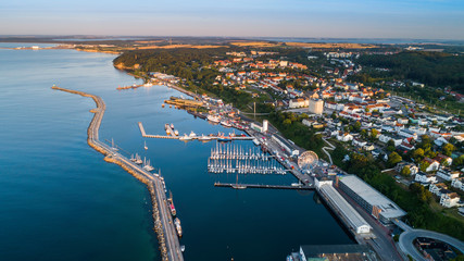 Sassnitz - miasto, kurort i port nad morzem bałtyckim na wyspie rugia widok na port o wschodzie...