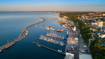 Sassnitz - miasto, kurort i port nad morzem bałtyckim na wyspie rugia widok na port o wschodzie...