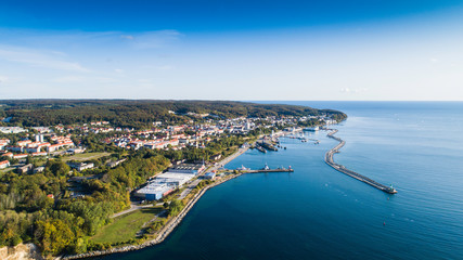 Sassnitz - miasto, kurort i port nad morzem bałtyckim na wyspie rugia widok na port o wschodzie słońca - obrazy, fototapety, plakaty