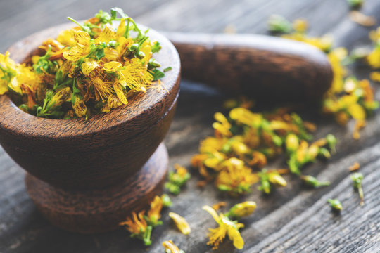 Holzm&ouml;rser mit Johanniskraut, Naturheilkunde
