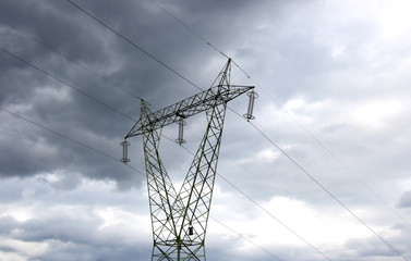 Strommasten - Stromversorgung in S&uuml;dtirol - isoliert und freigestellt vor bew&ouml;lkten Himmel
