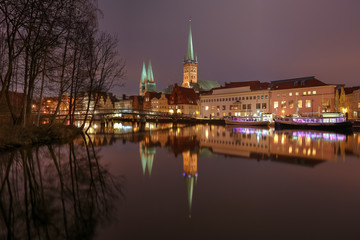 Fototapeta na wymiar Die Untertrave in Lübeck mit Spiegelung der schönen Häuser