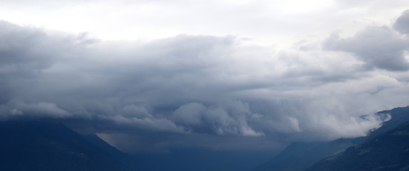 Hintergrund bedrohliche gaue Gewitterwolken und Regenwolken am Himmel