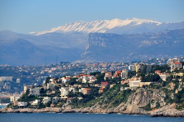 Ville de Nice avec le baou de St Jeannet et les montagnes enneigées en fond. Vue depuis Saint Jean Cap Ferrat, Alpes Maritimes, France