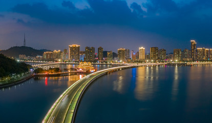 Obraz premium Couple Road and Beaver Island Beach Night View in Zhuhai City, Guangdong Province