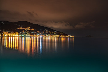 notte sulla città di Alassio, Savona, Italia