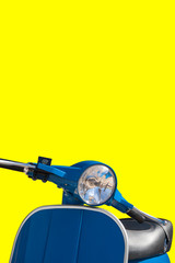 Scooter clásico con fondo amarillo y espacio para colocar texto