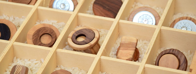 Ringe aus Holz - moderner Holzschmuck in einer Holzschatulle