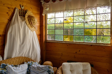 Glasscheibe in einer Gartenhütte
