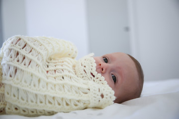 bambina con coperta bianca
