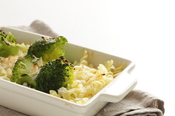 Fossil short pasta and broccoli gratin