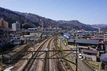 JR越後湯沢駅の線路、その先に駅。