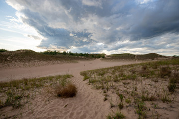 Düne mit Wolken und Pfaden