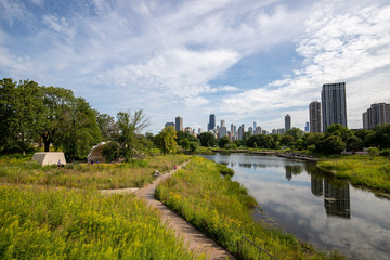 Park in Chicago mit Skline von Hochhäusern und kleinem See 