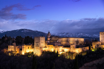 Fototapeta na wymiar Vista exterior de la Alhambra al anochecer, Granada, Andalucía, España 