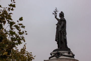 Statue de la place de la république à Paris dans la grisaille