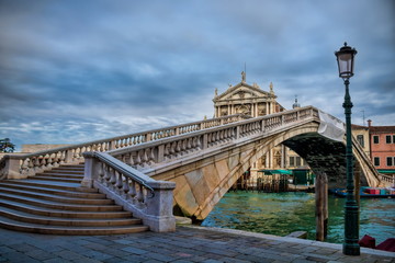 ponte degli scalzi am canal grande in Venedig am frühen morgen, Italien