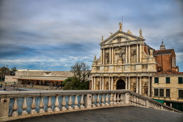 Naklejka premium santa maria di nazareth und bahnhof santa lucia in Venedig am frühen morgen, Italien