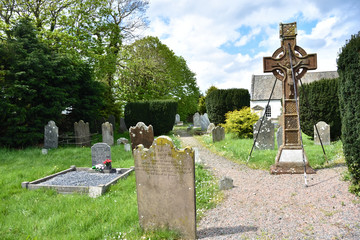 Celtycki krzyż na wiejskim cmentarzu Irlandia Północna - obrazy, fototapety, plakaty