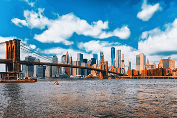 Naklejka premium Zawieszenie mostu Brooklyn Bridge na Dolnym Manhattanie i Brooklynie. Nowy Jork, USA.