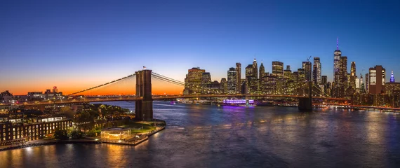 Fotobehang New York City Brooklyn Bridge avond skyline zonsondergang © blvdone