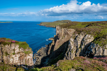Fototapeta na wymiar Steile Klippen entlang der Küste der Isle of Skye